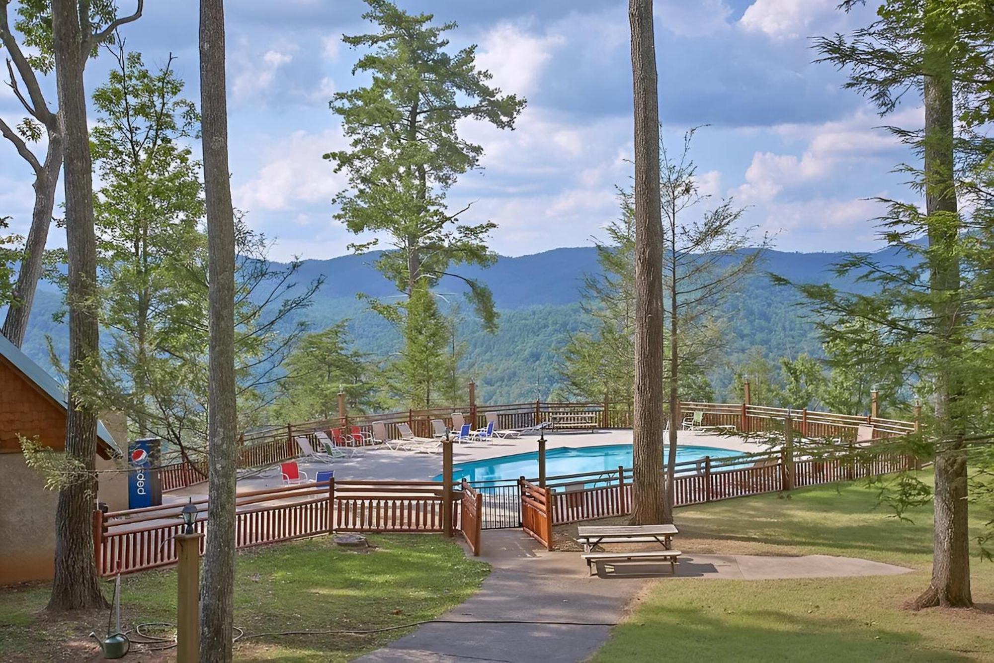 Cabin In A Gated Resort With Seasonal Resort Pool Пиджен Фордж Екстериор снимка
